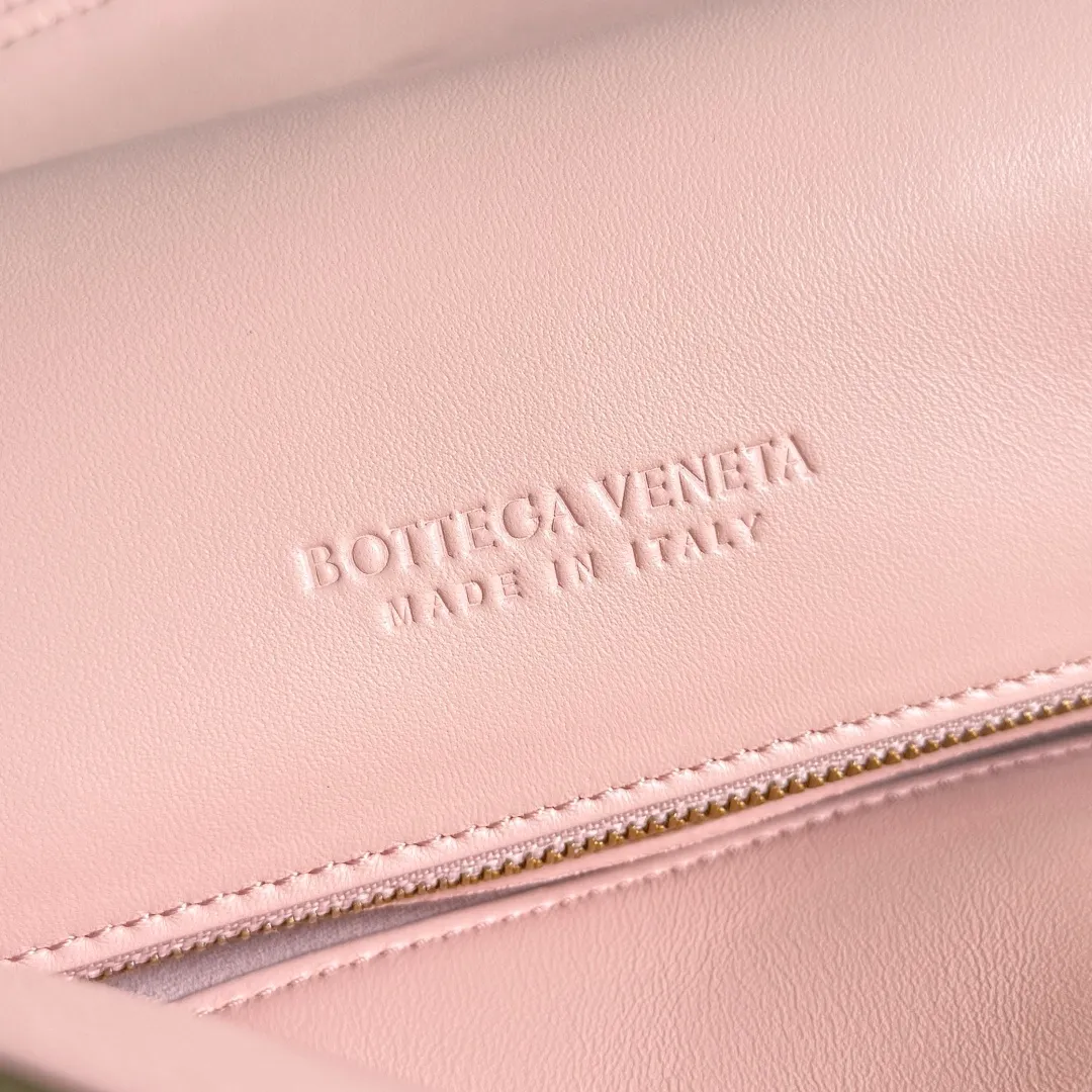 Batch 1680 Inspired by the 1970s, the Bottega Veneta women's logo shoulder bag has a smooth leather surface that brings a clean and handsome feel, just like the neatness and tenacity of a working woman. The front buckle is made of high-quality hardware pendant, the overall retro elegance, and the excellent leather feels soft. This Bottega Veneta series can be described as beautiful, weakening the complexity of the outfit, not competing for it, and only using the best quality to interpret itself. Style number: 806034 (large size) Size: 30*20*8cm